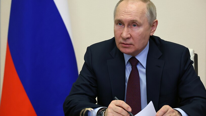 Dieses von der staatlichen russischen Nachrichtenagentur Sputnik via AP veröffentlichte Foto zeigt den russischen Präsidenten Wladimir Putin während einer Kabinettssitzung. Foto: Mikhail Klimentyev/Pool Sputnik Kremlin/AP/dpa