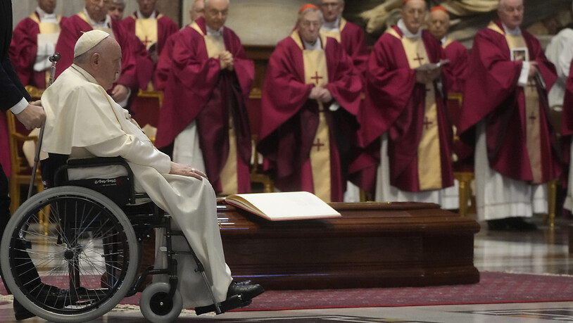 Papst Franziskus kommt zur Beerdigungszeremonie für den australischen Kardinal George Pell im Petersdom an. Der umstrittene australische Kardinal Pell ist im Alter von 81 Jahren in Rom gestorben. Foto: Gregorio Borgia/AP/dpa