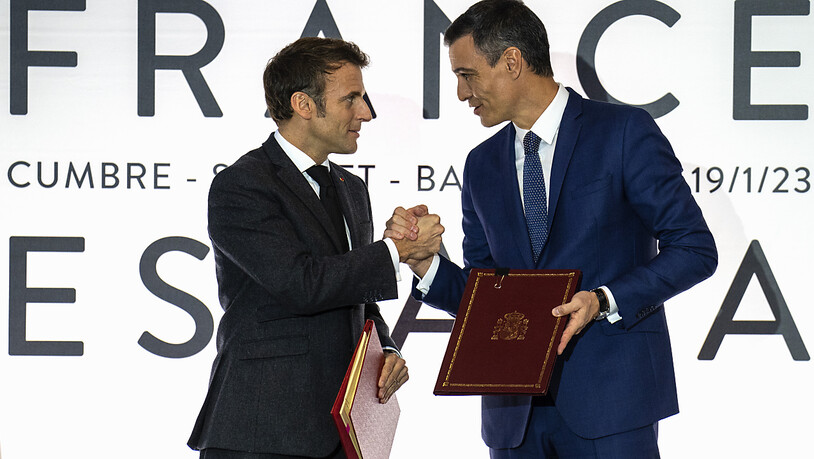 Frankreichs Präsident Emmanuel Macron (l) trifft seinen spanischen Amtskollegen Pedro Sanchez in Barcelona. Foto: Emilio Morenatti/AP/dpa