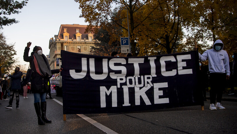 Eine Kundgebung gegen Polizeigewalt im Oktober 2020 in Lausanne forderte Gerechtigkeit für Mike. (Archivbild)