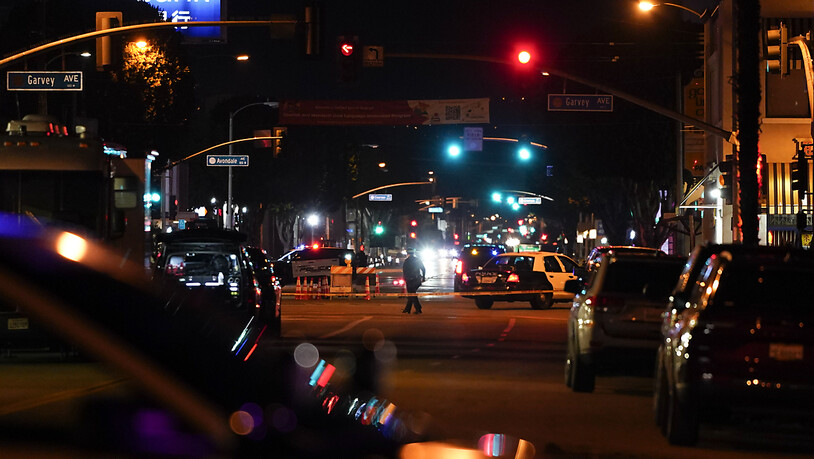 Die Polizei untersucht den Tatort. Am Rande einer Feier zum chinesischen Neujahrsfest sind im Großraum Los Angeles mindestens neun Menschen erschossen worden. Foto: Jae C. Hong/AP/dpa