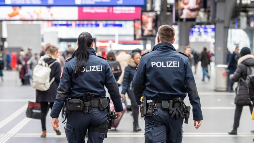 Polizei und SBB haben übers Wochenende über 60 Personen am Hauptbahnhof Zürich kontrolliert, mehrere Menschen verhaftet und andere weggewiesen.