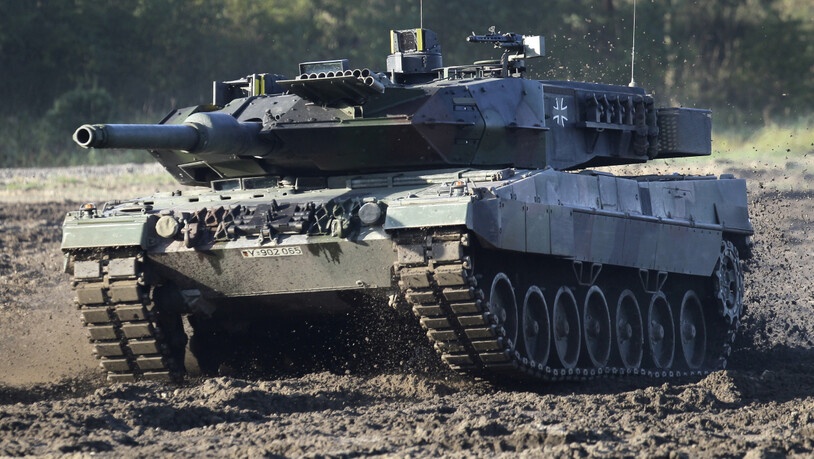 Der Rüstungskonzern Rheinmetall könnte der Ukraine nach Angaben eines Sprechers insgesamt 139 Leopard-Panzer der Typen 1 und 2 liefern. Das Unternehmen habe derzeit 29 Leopard 2A4 "für die Ringtausch-Projekte in Arbeit". (Archivbild)