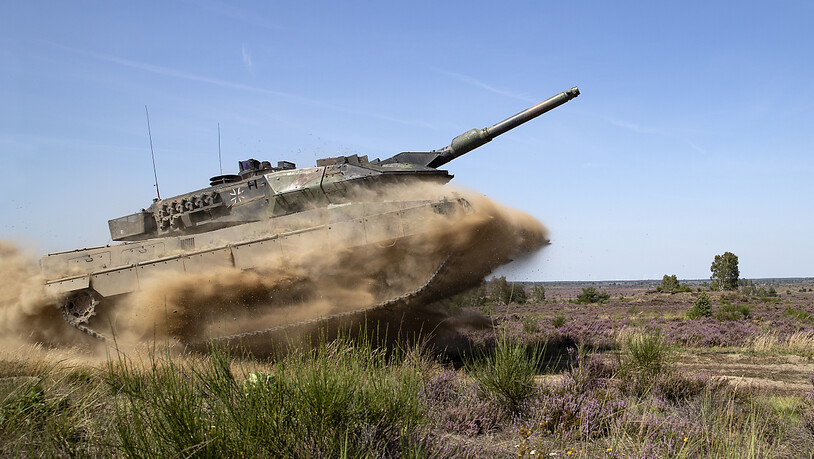 HANDOUT - Ein Kampfpanzer Leopard 2A5 vom Gefechtsübungszentrum (GÜZ) des Heeres bewegt sich im Rahmen des Übungsverlaufes durch das Gelände des Truppenübungsplatzes Gardelegen. Foto: Andrea Bienert/Bundeswehr/dpa - ACHTUNG: Nur zur redaktionellen…