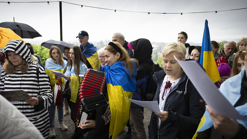 Flüchtlinge aus der Ukraine bei der Pflanzung einer Friedenslinde auf der kleinen Schanze in Bern. (Aufnahme vom 6. 5. 2022)