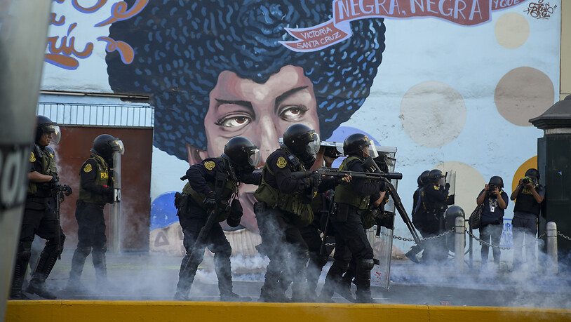 Zusammenstöße zwischen der Polizei und regierungskritischen Demonstranten in Lima, Peru. Foto: Guadalupe Pardo/AP/dpa