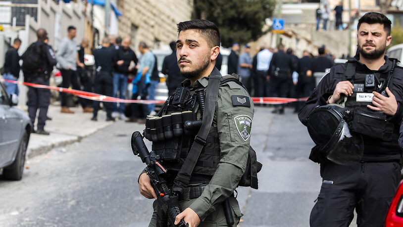 Die israelische Polizei sichert den Ort eines Angriffs in Jerusalem. Nach zwei Terrorangriffen binnen 24 Stunden hat ein weiterer palästinensischer Schütze versucht, Menschen in der Nähe der Stadt Jericho zu töten. Foto: Ilia Yefimovich/dpa