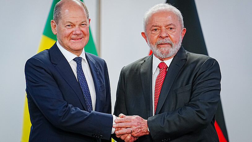 dpatopbilder - Beim Treffen mit Bundeskanzler Olaf Scholz (r.) sagt Brasiliens neuer Präsident Luiz Inacio Lula da Silva (l.), dass ihm eine Friedensinitiave in der Ukraine wichtiger sei, als sich indirekt am Ukraine-Krieg zu beteiligen. Foto: Kay…