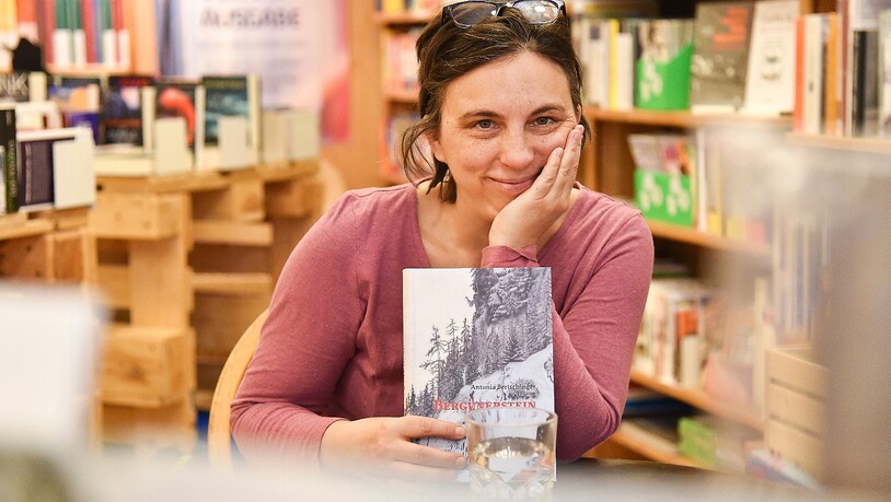 Visite in Thusis: Als Autorin und Verlegerin in Personalunion liefert Antonia Bertschinger ihre Bücher jeweils gleich selbst in die Bündner Buchhandlungen.