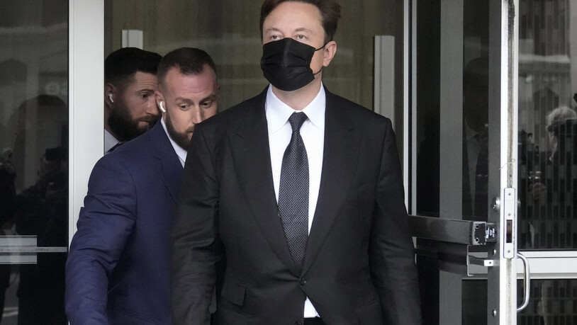 Elon Musk (r) verlässt das Gerichtsgebäude. In dem Prozess geht es um Betrugsvorwürfe von Anlegern gegen Tesla-Chef Elon Musk. Foto: Jeff Chiu/AP/dpa