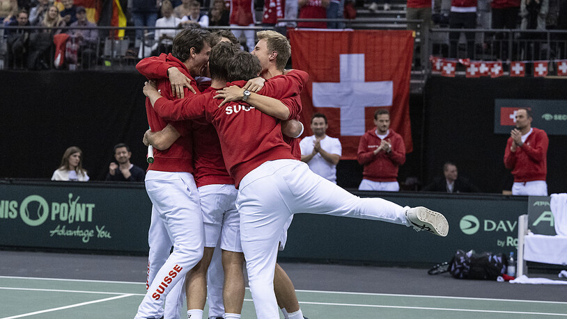 Nicht mehr zu halten: Das Schweizer Davis-Cup-Team jubelt über den grössten Erfolg seit dem Finalsieg 2014