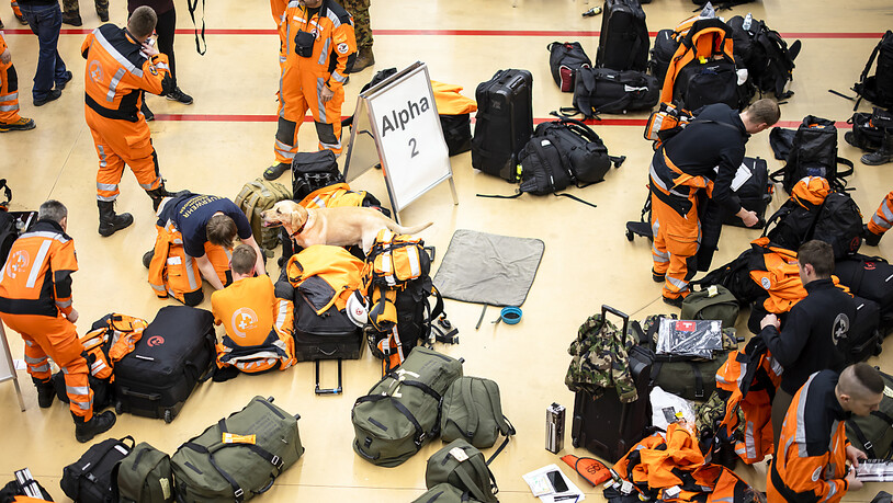 18 Tonnen Material müssen mit: Das Team der Rettungskette bei der Vorbereitung in Zürich.