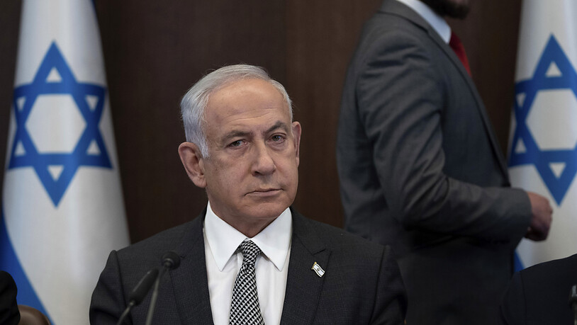 Benjamin Netanjahu (M), Ministerpräsident von Israel, spricht bei der wöchentlichen Kabinettssitzung. Israel bereitet sich nach Worten von Israels Ministerpräsident Netanjahu auf einen «breit angelegten Einsatz» gegen palästinensische Attentäter vor…