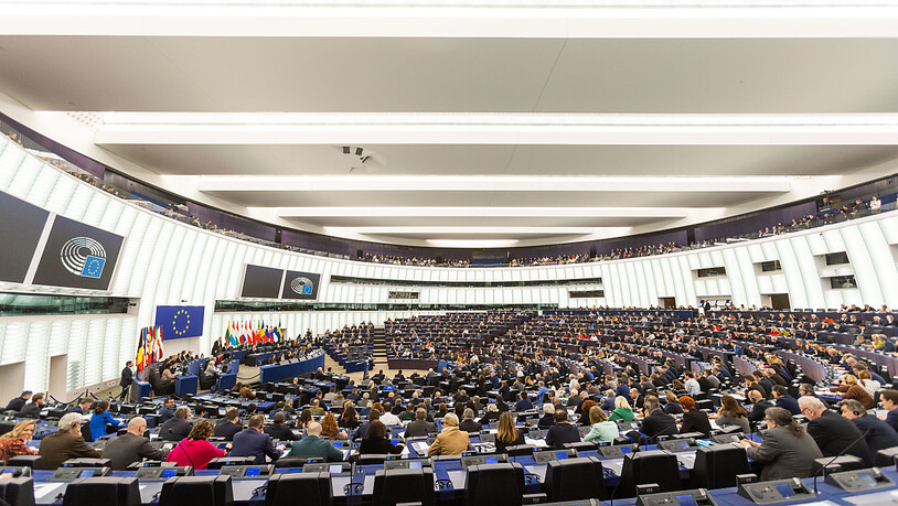Abgeordnete des Europäischen Parlaments sitzen im Gebäude des Europäischen Parlaments. Foto: Philipp von Ditfurth/dpa