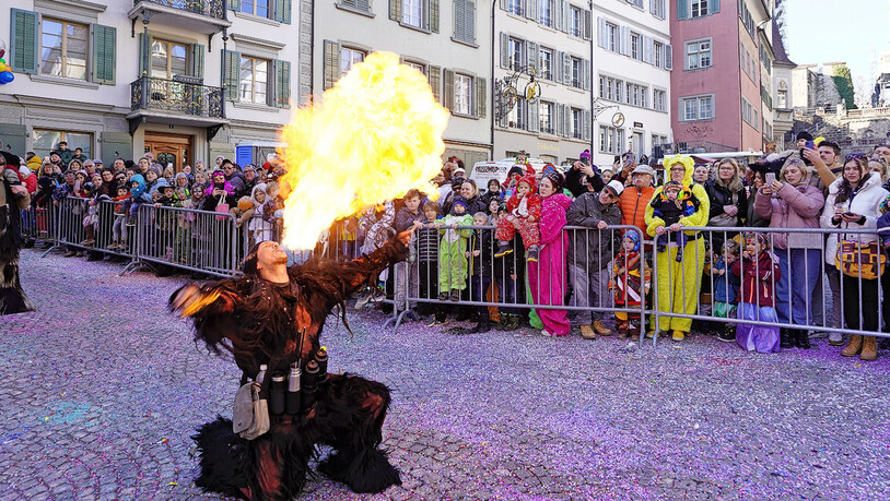 Heisses Spektakel: Ein Fasnächtler spielt mit dem Feuer.