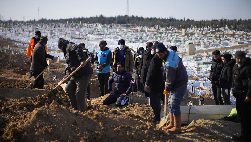 Angehörige von drei Menschen, die bei dem Erdbeben ums Leben gekommen sind, beten auf dem Sehir-Friedhof in Malatya. Foto: Francisco Seco/AP/dpa