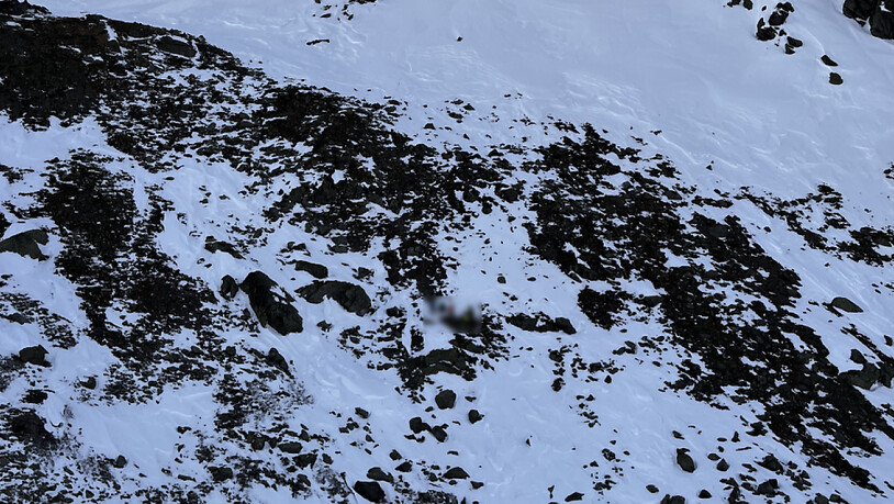 Bei der Abfahrt oberhalb des Hospizes auf dem Grossen St. Bernhard im Wallis stürzte ein Skifahrer am Montag aus bisher ungeklärten Gründen rund 300 Meter in die Tiefe.