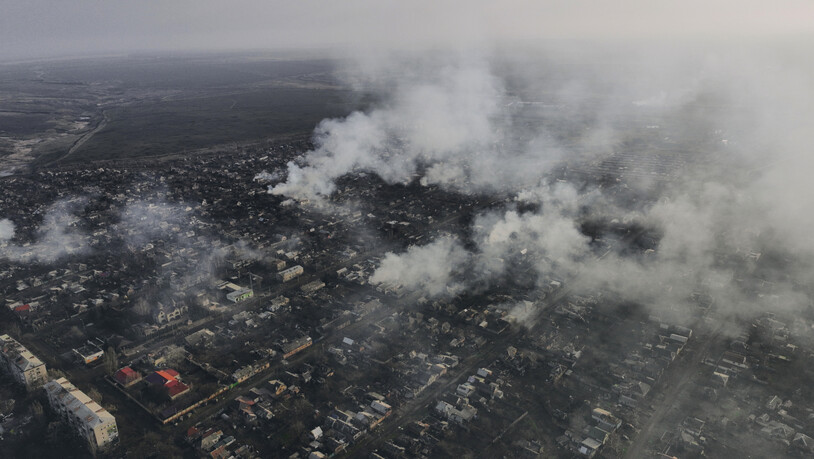 ARCHIV - Nach Angriffen steigen über den Außenbezirken der Stadt Bachmut Rauchschwaden in die Luft. Foto: Libkos/AP/dpa