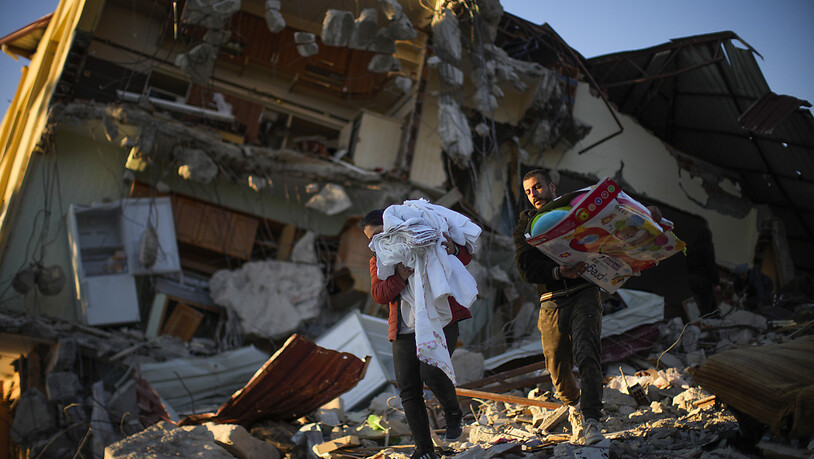 Bewohner entfernen ihre Habseligkeiten aus ihrem vom Erdbeben zerstörten Haus. Foto: Francisco Seco/AP/dpa