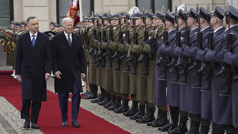 US-Präsident Joe Biden wird bei seiner Ankunft in Polen von Amtskollege Andrzej Duda mit militärischen Ehren empfangen. Foto: Evan Vucci/AP/dpa