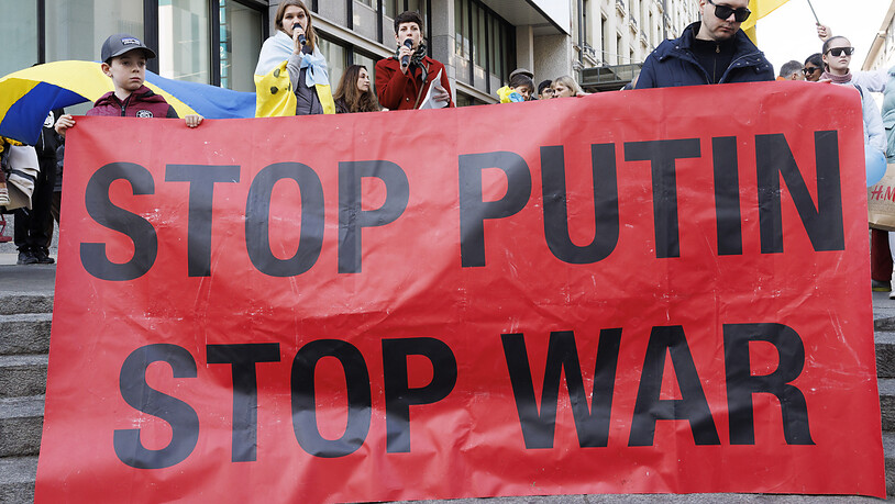 In Genf protestierten am Samstag rund 200 Menschen gegen den Krieg in der Ukraine. Vor einem Jahr hatte der russische Präsident Wladimir Putin den Befehl zum Überfall auf das südliche Nachbarland gegeben.