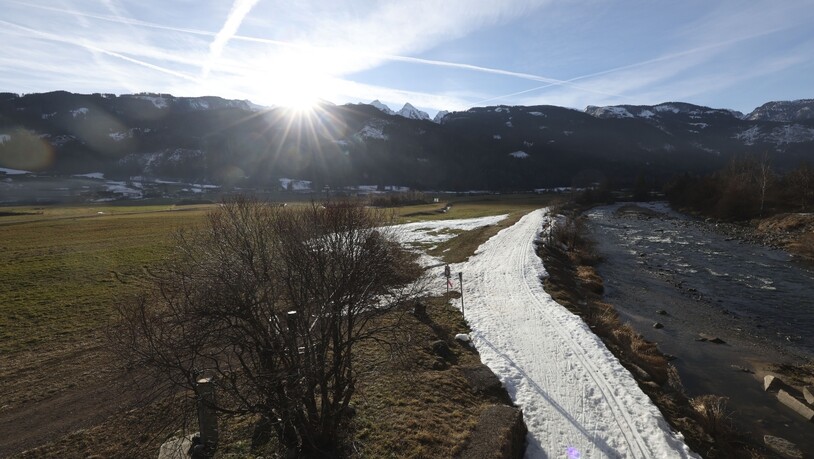 ARCHIV - Blick auf die Berge im Val di Fiemme. Die Dürre im Norden Italiens nimmt nach Einschätzung von Umweltschützern immer alarmierendere Ausmaße an. Foto: Alessandro Trovati/AP/dpa
