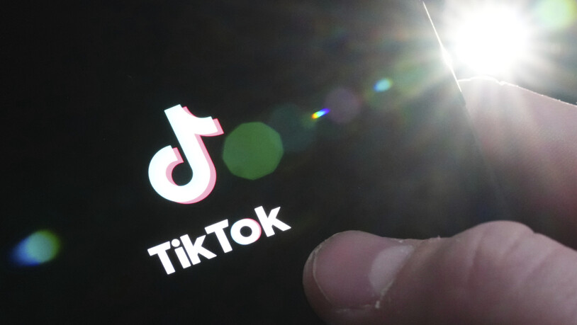 Das TikTok-Logo ist auf einem Mobiltelefon zu sehen. Mitarbeiter der US-amerikanischen und kanadischen Regierungen müssen die Social-Media-App Tiktok wegen Sicherheitsbedenken von ihren Dienstgeräten löschen. Foto: Sean Kilpatrick/The Canadian Press/AP…