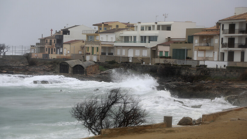 Durch starke Windböen peitschen hohe Wellen ans Ufer in Santa Margalida. Foto: Clara Margais/dpa