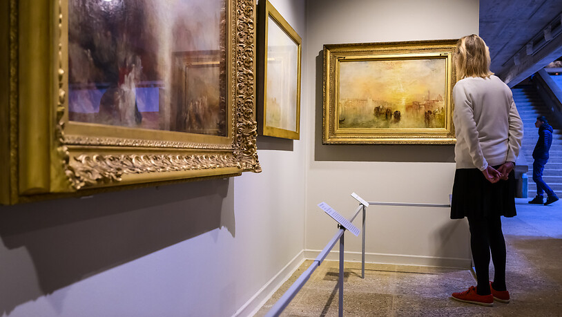 Das Gemälde "Aufbruch zum Ball" (ganz rechts) zieht die Ausstellungs-Besucherin in den Bann.
