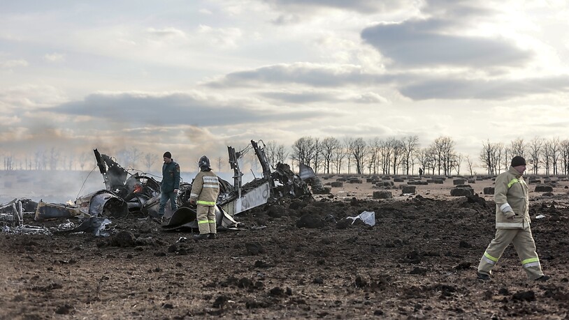 Feuerwehrleute sind nach dem Absturz eines Kampfflugzeugs in der Nähe von Jenakijewe in der russisch kontrollierten Region Donezk im Osten der Ukraine im Einsatz. Foto: Uncredited/AP