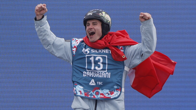 Nicolas Huber feiert seinen 3. Platz mit Schweizer Fahne um den Hals