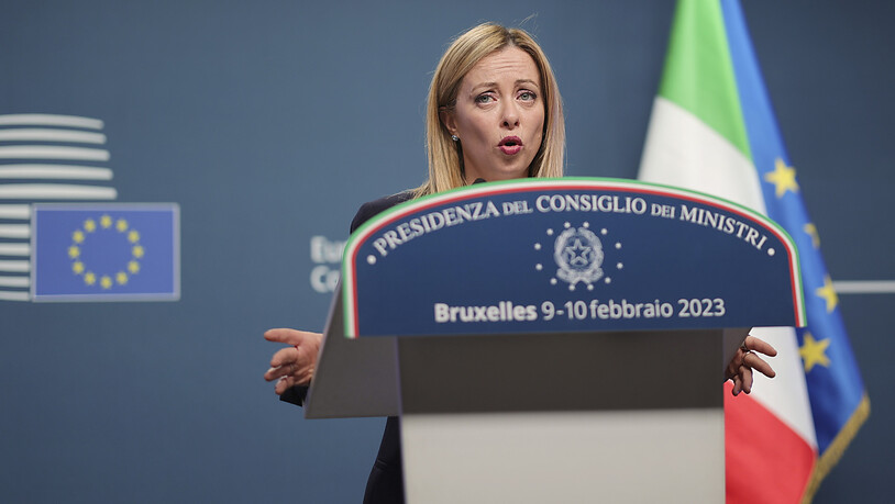 Italiens Ministerpräsidentin Giorgia Meloni spricht bei einer Pressekonferenz. Foto: Olivier Matthys/AP/dpa