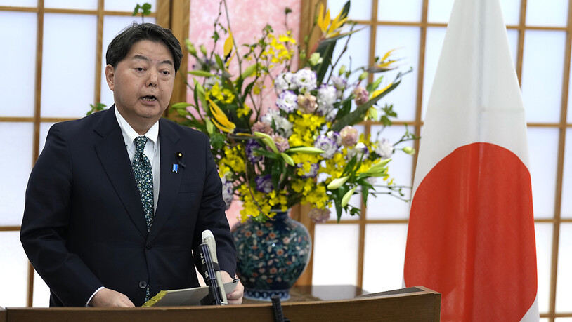 Japans Außenminister Yoshimasa Hayashi spricht in seinem Büro zu Medienvertretern. Foto: Eugene Hoshiko/AP/dpa