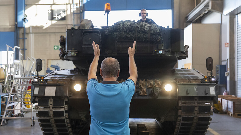 Die Schweiz verfügt über 96 "eingemottete" Kampfpanzer Leopard II: Ein aktives Exemplar fährt zu Wartungsarbeiten in Thun. (Archivbild)