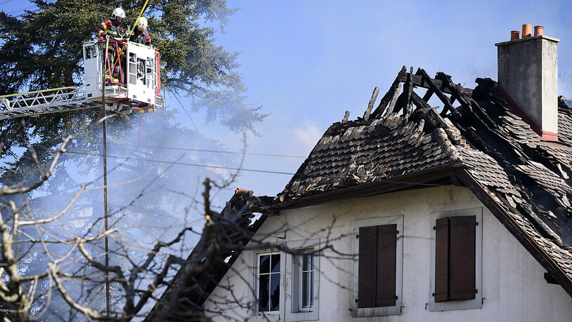 Aus dem durch den Brand zerstörten Haus in Yverdon VD sind vier Leichen geborgen worden.