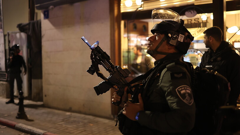 dpatopbilder - Israelische Sicherheitskräfte inspizieren den Tatort in Tel Aviv. Foto: Ilia Yefimovich/dpa