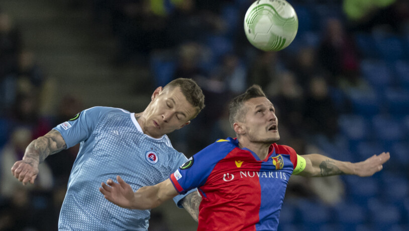 Doch ein drittes Mal trifft Basel gegen Slovan Bratislava auf harten Widerstand - im Bild verliert Taulant Xhaka ein Kopfballduell gegen Juraj Kucka