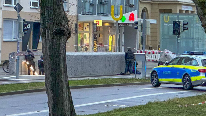 Polizisten sind vor einer Apotheke in Karlsruhe im Einsatz. Foto: Einsatzreport24/-/dpa