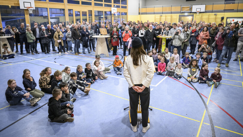 Freestyle-Skifahrerin und Weltmeisterin Mathilde Gremaud wurde an einer Feier in La Roche FR am Freitagabend von ihrer Gemeinde empfangen.