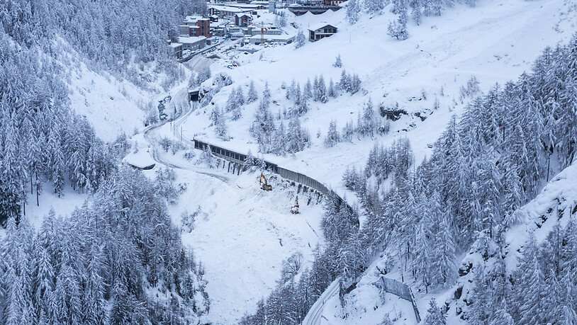 Die Bahnstrecke Täsch - Zermatt war am Samstagmorgen wegen eines Lawinenniedergangs vorübergehend gesperrt. (Archivbild)