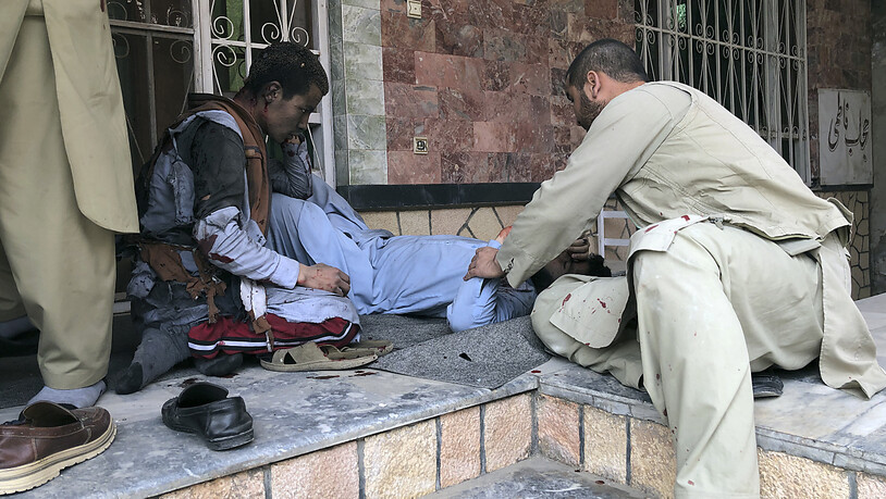 Ein verletzter Mann liegt nach einer Bombenexplosion in Masar-i-Scharif, der Hauptstadt der Provinz Balkh im Norden Afghanistans am Boden. Eine Bombe explodierte während einer Preisverleihung für Journalisten in der Stadt. Foto: Abdul Saboor Sirat/AP