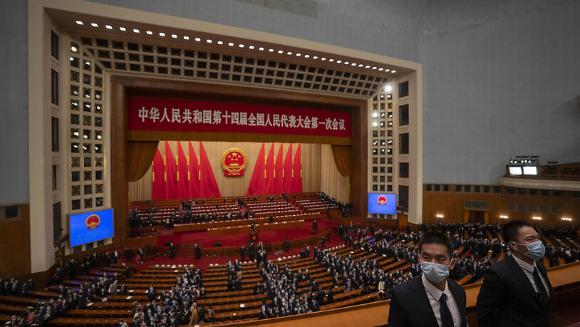 Sicherheitsbeamte stehen nach einer Sitzung des chinesischen Nationalen Volkskongresses (NVK) in der Großen Halle des Volkes Wache. Foto: Mark Schiefelbein/AP