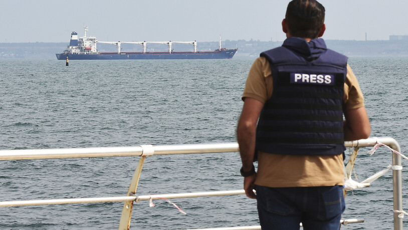 ARCHIV - Das unter der Flagge von Sierra Leone fahrende Frachtschiff «Razoni» mit 26.000 Tonnen ukrainischem Getreide an Bord verlässt den Hafen von Odessa. Foto: Michael Shtekel/AP/dpa