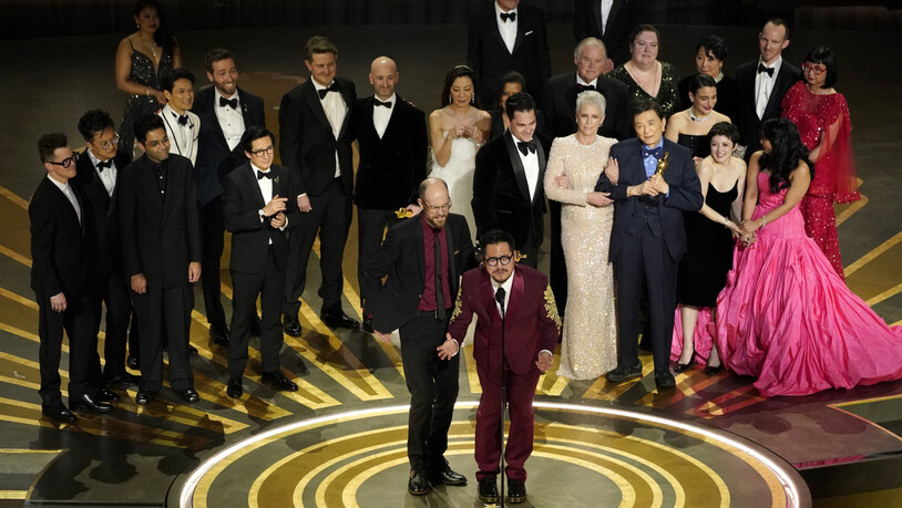 Das Team von «Everything Everywhere All at Once» freut sich über den Oscar für den besten Film. Foto: Chris Pizzello/Invision/AP