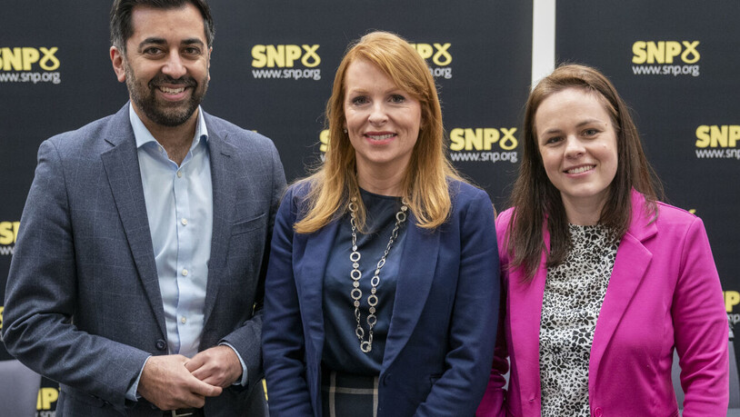 Die Kandidaten für die Führung der Scottish National Party (SNP), Humza Yousaf (l-r), Ash Regan und Kate Forbes, lächeln vor einer SNP-Führungsdebatte an der University of Strathclyde. Foto: Jane Barlow/PA Wire/dpa