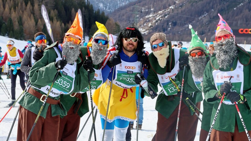 Verkleidet: Diese Gruppe hat Freude am Engadin Skimarathon.
