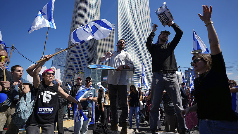 Israelische Demonstranten nehmen an einem Protest gegen die Pläne der neuen Regierung von Premierminister Netanjahu. Foto: Ariel Schalit/AP