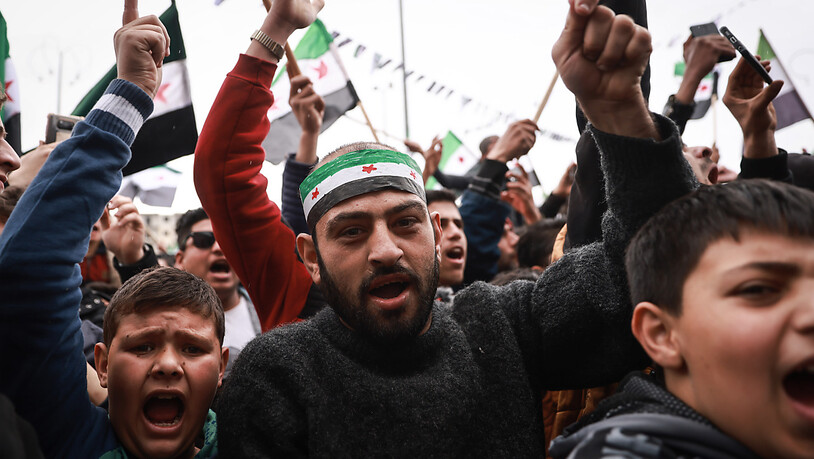 Demonstranten nehmen an einer Demonstration gegen das syrische Regime anlässlich des 12. Jahrestages der syrischen Revolution teil. Foto: Anas Alkharboutli/dpa