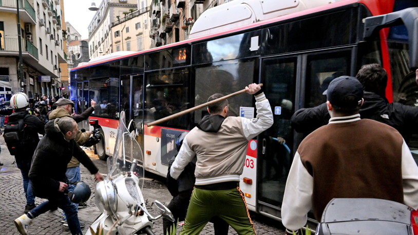 Napoli-Fans griffen den Bus mit den Eintracht-Anhängern an