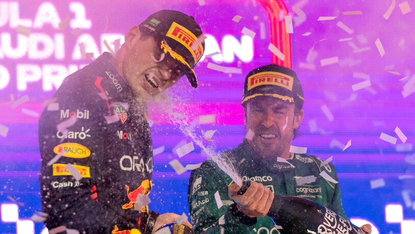 Fernando Alonso, der hier dem zweitplatzierten Max Verstappen Champagner ins Gesicht spritzt, darf seinen dritten Platz doch behalten